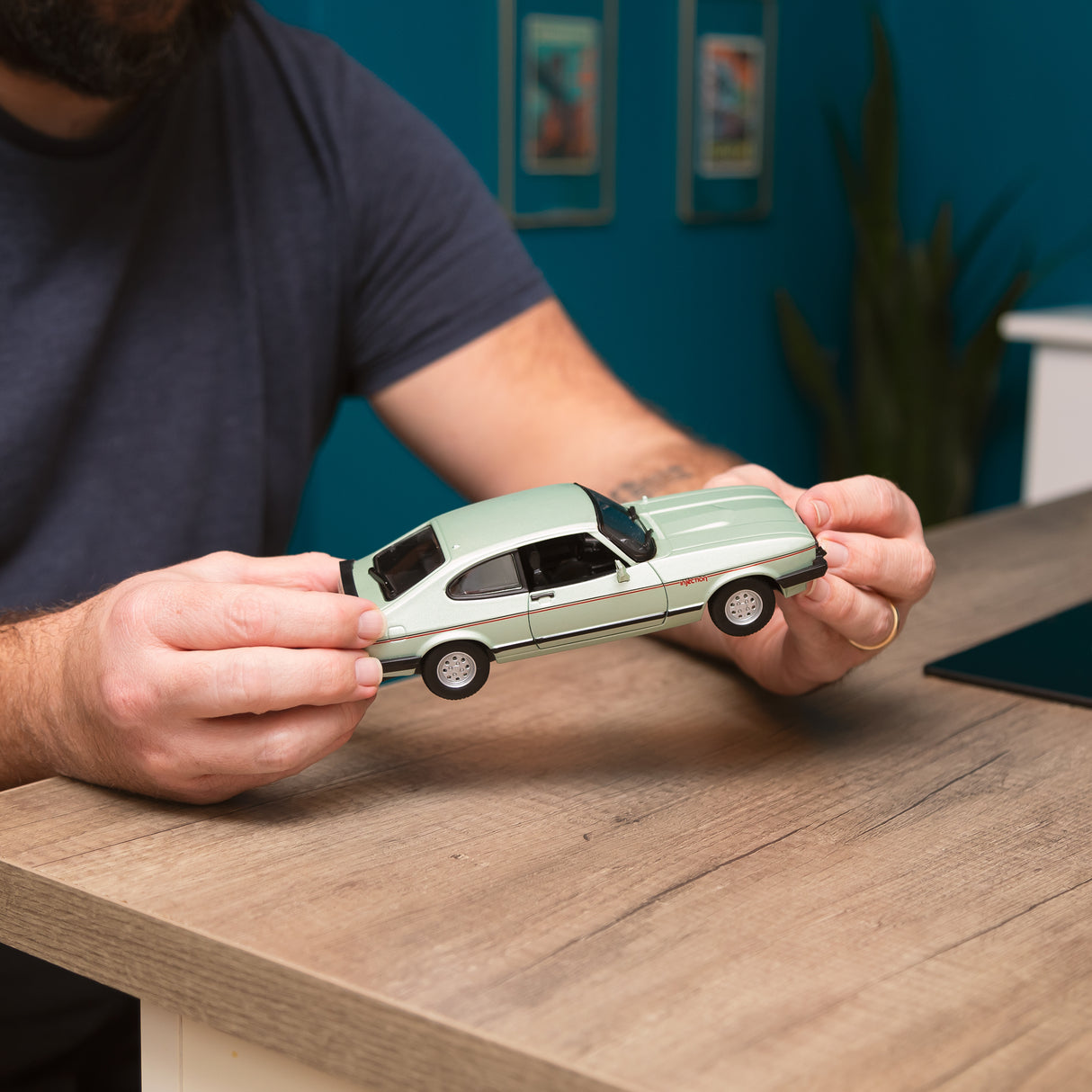 1:24 FORD CAPRI (1982) LIGHT GREEN