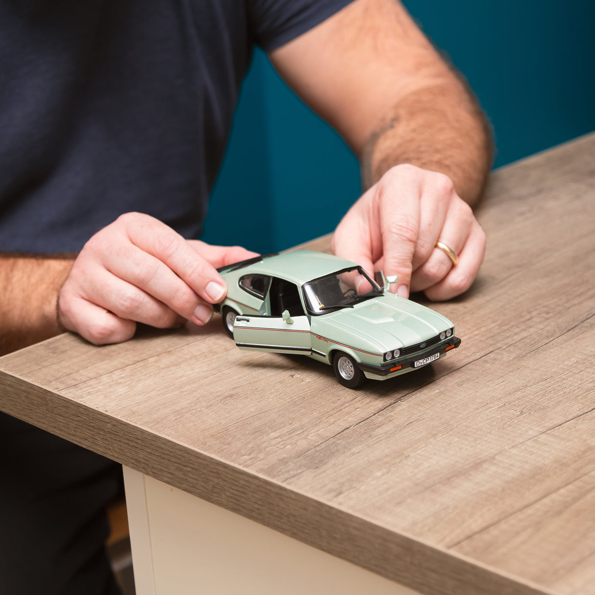1:24 FORD CAPRI (1982) LIGHT GREEN